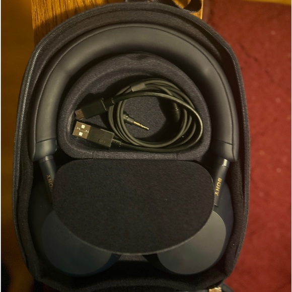 Sony WH-1000XM5 Wireless Headphones with Auto Noise Canceling (2+ Year Warranty) - Picture 5 of 6